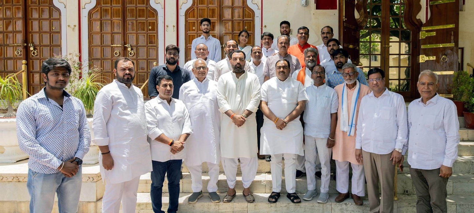 भाजपा संगठन मंत्री चंद्रशेखर ने डॉ. लक्ष्यराज सिंह मेवाड़ से सिटी पैलेस में शिष्टाचार भेंट की